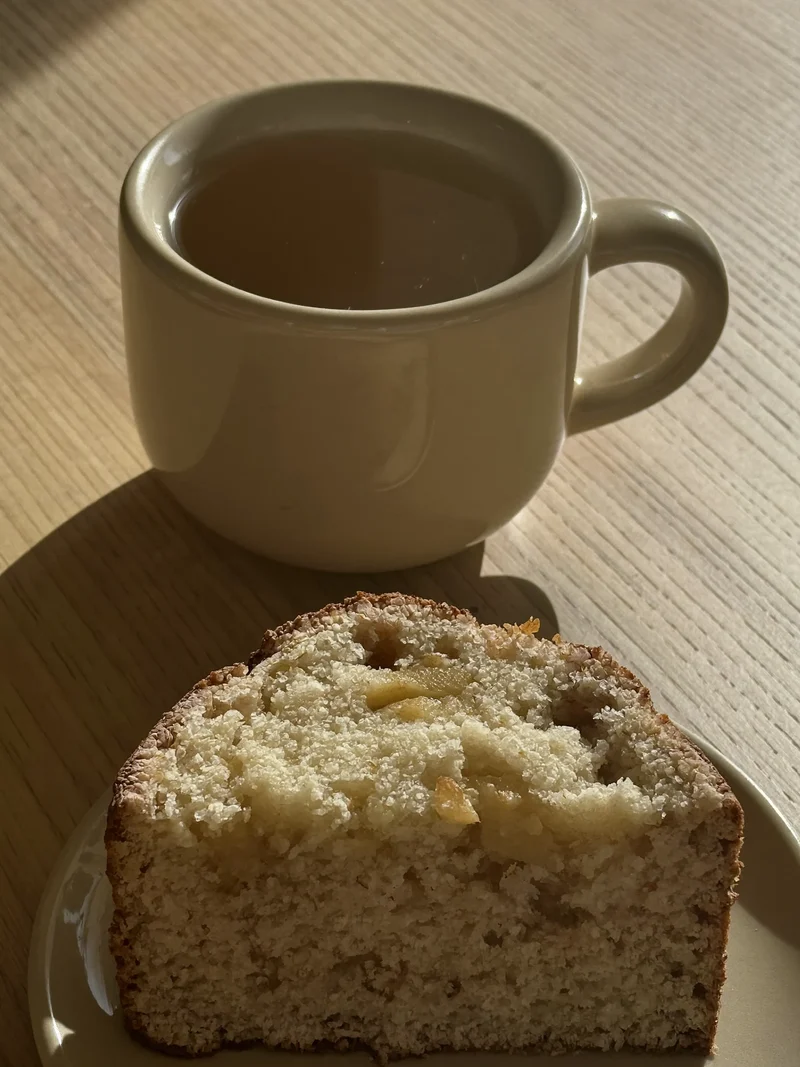 Fetta di torta di mele soffice con una tazza di tè caldo